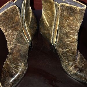 Size 9 Donald Pliner ankle boot in tobacco.